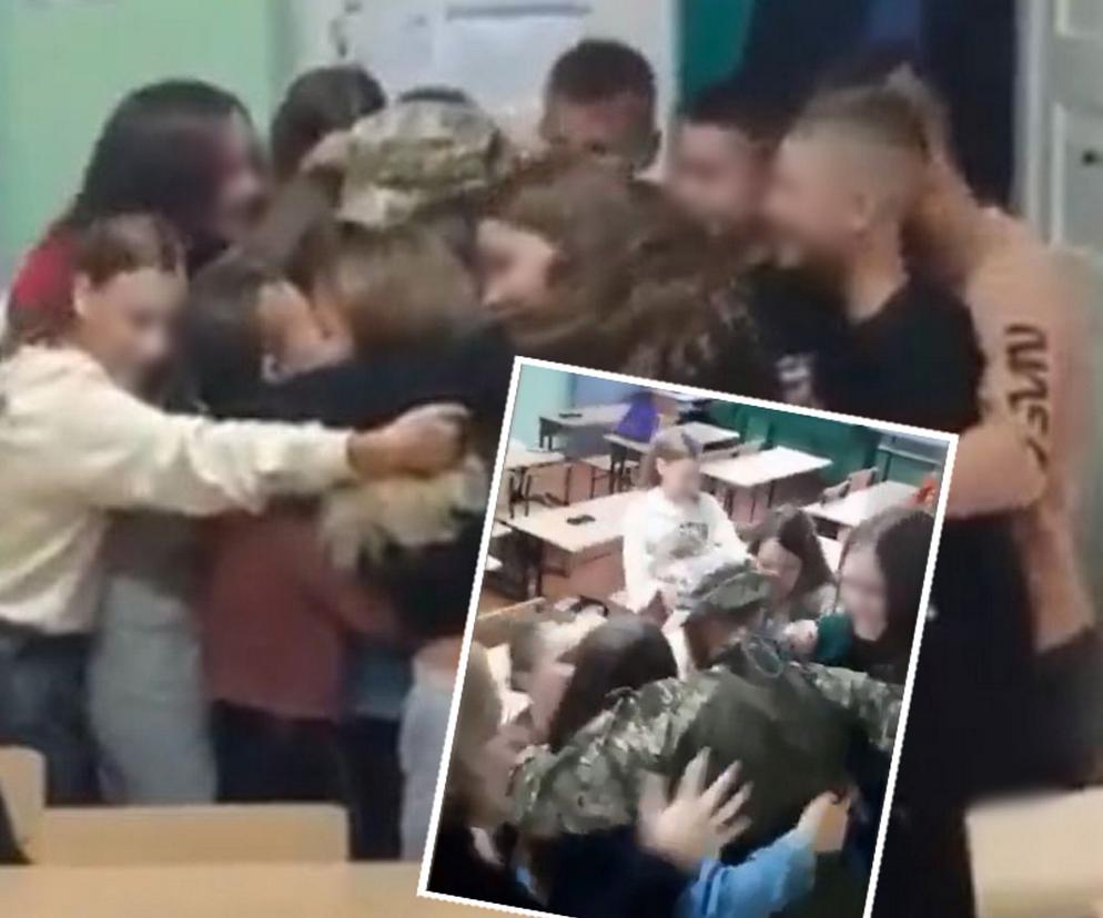 Trudno się nie wzruszyć! Tak ukraińskie dzieci zareagowały na nauczyciela, który wrócił z frontu 