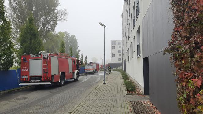 Górczewska: zapalił się samochód w garażu podziemnym. Na miejscu 45 strażaków