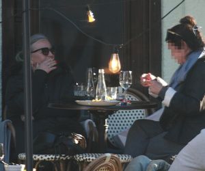 Krystyna Janda w Sopocie zamiast wdychać jod - kurzy jak lokomotywa!