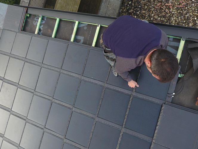  Montaż dachówek solarnych