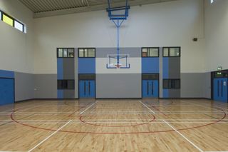 Z jakich materiałów wykonuje się posadzki sportowe i jak o nie zadbać?