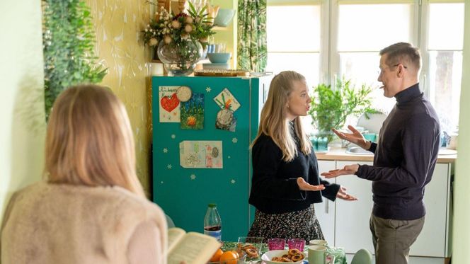 M jak miłość odc. 1864. Lenka (Olga Cybińska), Sara (Nadia Smyczek), Piotrek (Marcin Mroczek)