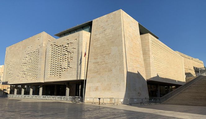 Malta. W tym mieście notuje sie ponad 300 słonecznych dni rocznie. Z lotniska w Rzeszowie  dolecisz tam w niecałe 3 godziny