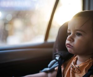 Zatrzasnęła w aucie 12-miesięczną wnuczkę. Pobiegła po strażników