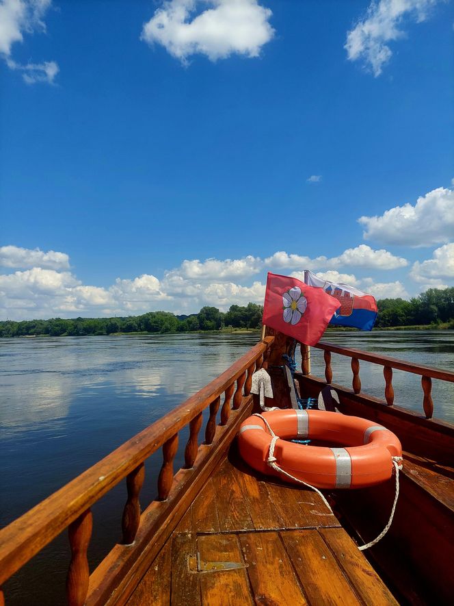 Wisła w Fordonie zaprasza turystów. Można popływać drewnianą łodzią i poczuć tę samą bryzę, co kiedyś flisacy