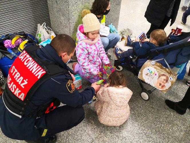 Straż miejska pomaga uchodźcom z Ukrainy