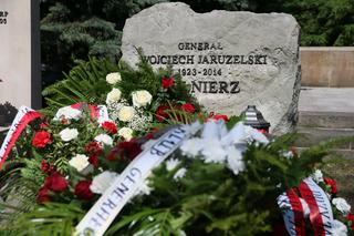 Tak wyglądał grób Wojciecha Jaruzelskiego w 100. rocznicę urodzin. Córka złożyła kwiaty
