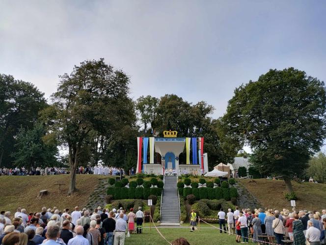 Rocznica koronacji Matki Bożej Kębelskiej w Wąwolnicy. Pojawiło się tysiące wiernych. Zobacz