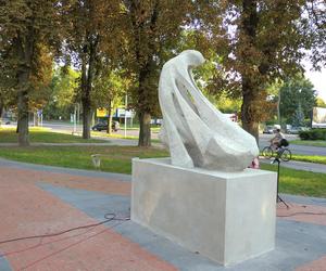 Zamojski Rybak odzyskał dawny blask. Rzeźba po renowacji wróciła na swoje miejsce