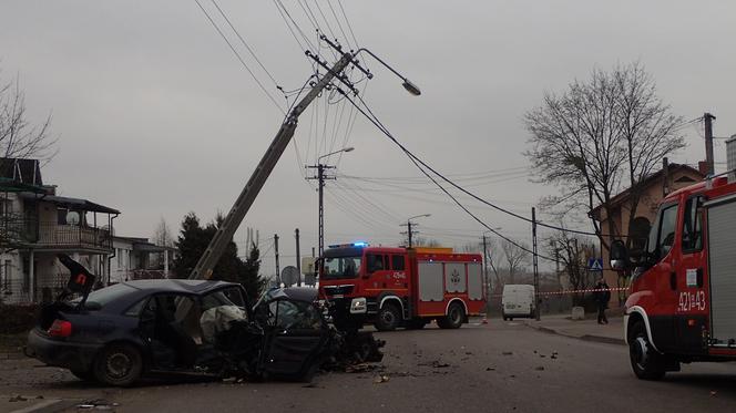 Grajewo. Audi złamało słup energetyczny. W samochodzie było dwóch mężczyzn
