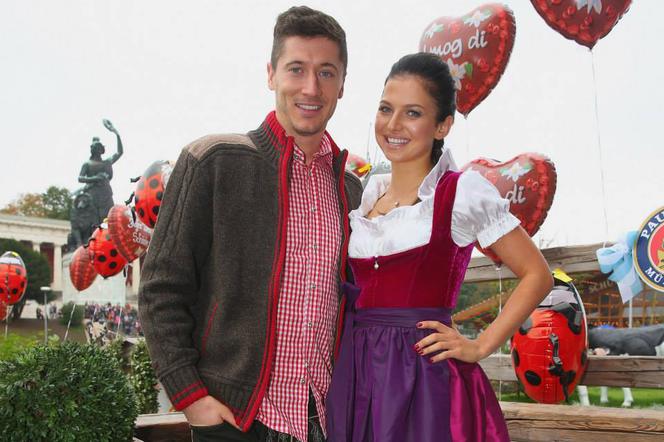 Robert Lewandowski: Dwa gole, buziak i piwko. Polak bawił się na Oktoberfest [WIDEO]