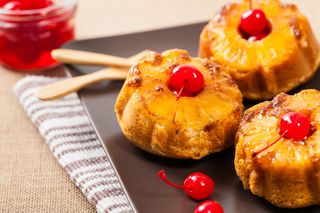 Kultowe ciasto w mini wersji. Babeczki odwrócony ananas będą hitem na każdym spotkaniu