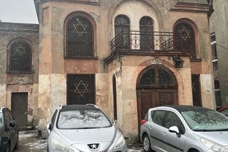 To jedyna zachowana przedwojenna synagoga w Łodzi. Przetrwała dzięki sprytowi właściciela