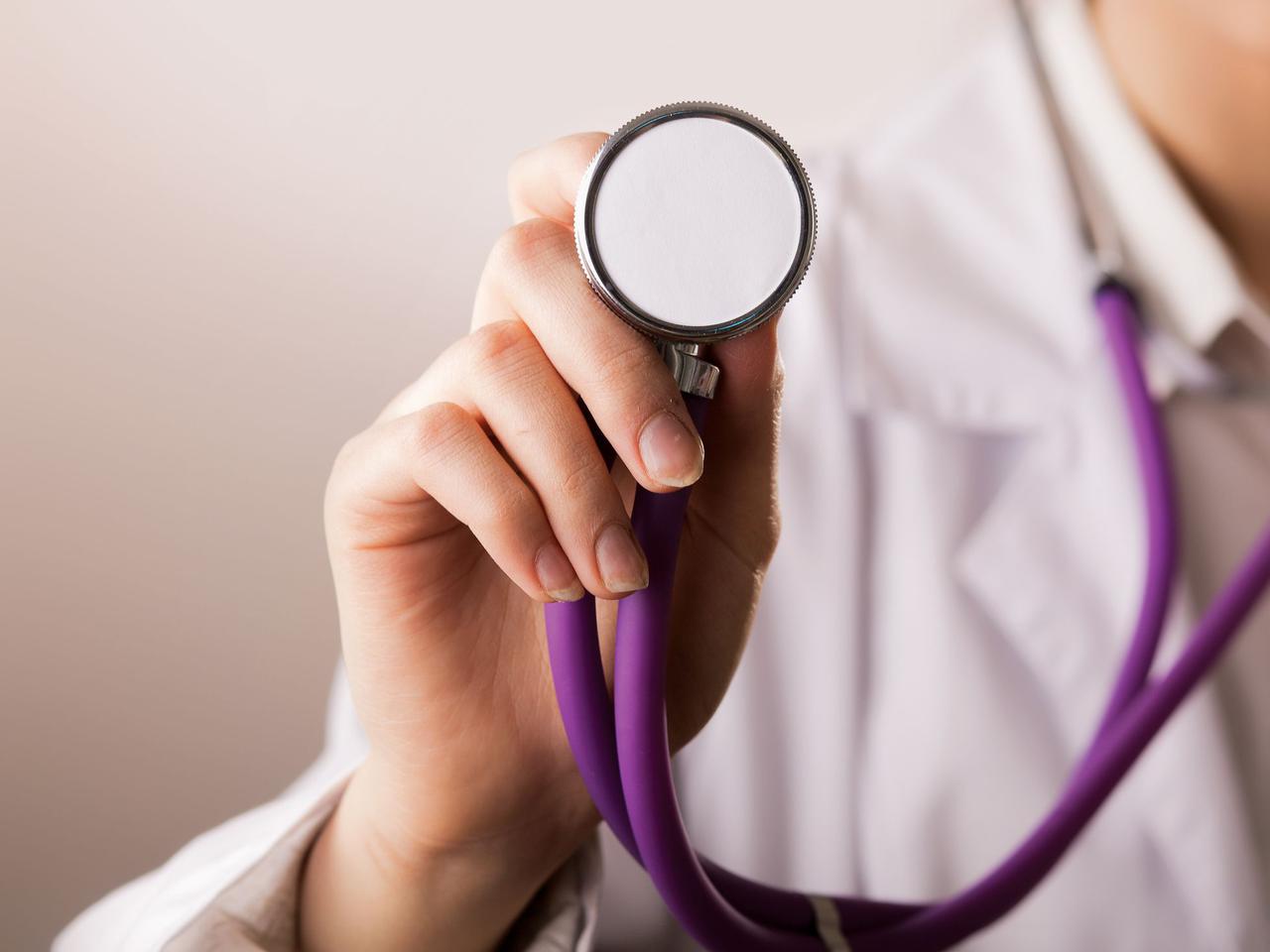 Stetoskop - podstawowy przyrząd lekarza. Na czym polega osłuchiwanie?