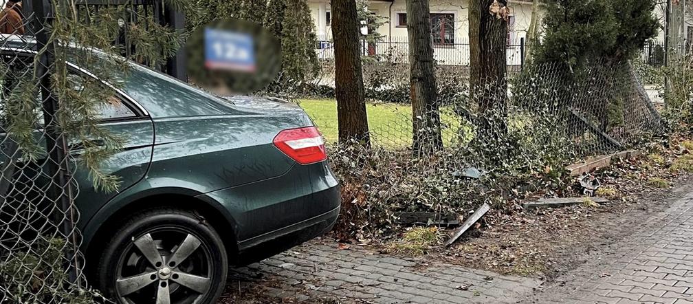 Wjechał w ogrodzenie na Białołęce. Prowadził bez uprawnień