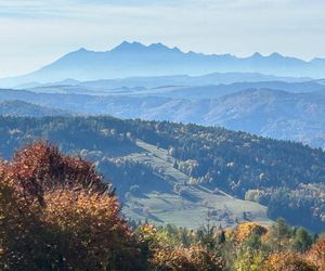 Małopolskie pasmo górskie zachwyca jesiennym pięknem. Ukryta perełka z widokiem na tatry 