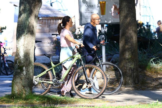 Ewa Drzyzga z mężem na rowerach. "Operacje plastyczne nie są dla mnie!"