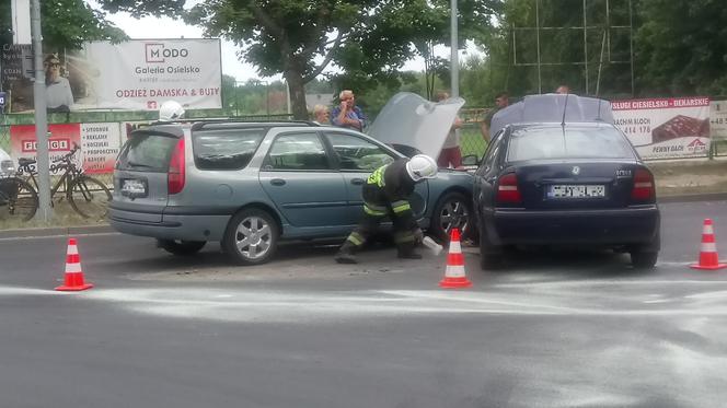 Zderzenie dwóch aut w podbydgoskim Żołędowie! [ZDJĘCIA]