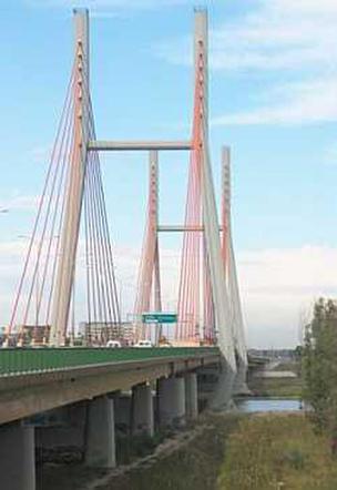 Most Świętokrzyski w Warszawie. Konstrukcja wantowa wsparta jest na 90-metrowym pylonie, na którym zaczepiono 48 lin podtrzymujących płytę mostu.