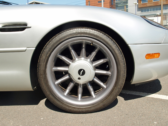 Aston Martin DB7 Volante należący do Jennifer Lopez