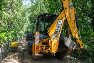 Na Księżym Młynie w Łodzi trwa budowa drogi rowerowej szlakiem dawnej kolei Scheiblera