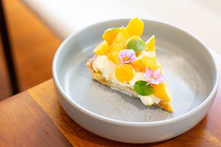 Wyborny sernik z mango bez pieczenia. Przepis na szybkie ciasto serowe z tropikalną nutą, które podbije każde podniebienie