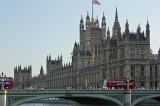 Londyn: Mężczyzna z bronią koło parlamentu. Trwa akcja policji [ZDJĘCIA]