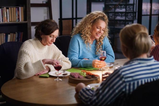 Przyjaciółki 21 sezon odc. 243. Patrycja (Joanna Liszowska), Zuza (Anita Sokołowska), Anka (Magdalena Stużyńska)