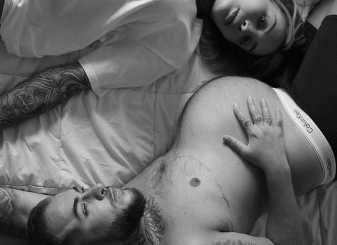 Transpłciowy mężczyzna w ciąży w reklamie Calvina Kleina na Dzień Matki