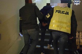 Podał się za urzędnika i powiedział, że musi sprawdzić ogrodzenie. Chwilę później z domu zniknęło 15 tys. zł