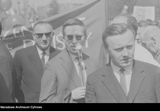 QUIZ PRL. Pochody 1-majowe: spontaniczne, czy obowiązkowe? Komplet punktów tylko dla znawców PRL-u