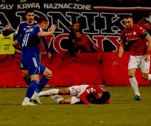 Rafał Mikulec w spotkaniu z Miedzią Legnica nabawił się bardzo groźnie wyglądającej kontuzji. Zawodnik długo opatrywany był na murawie, skąd zabrała do karetka