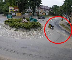 Szaleńczy rajd żółtego motocykla w Pasłęku. Kierowca zebrał niemal 200 punktów karnych! [NAGRANIE]