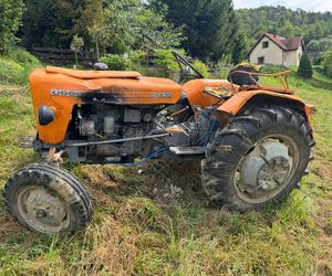 Zakliczyn: Pijany traktorzysta dachował i uciekł z miejsca zdarzenia
