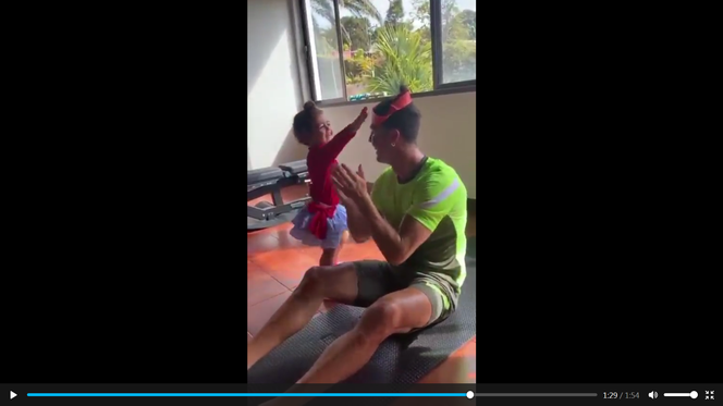 Cristiano Ronaldo ćwiczy (z) dziećmi