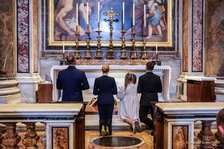 Nawroccy przy grobie papieża Polaka