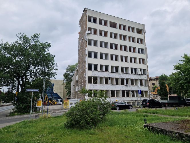 Tak znikał popularny biurowiec. Teraz powstaną tu apartamenty i mieszkania