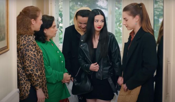 Ege uratuje Zeynep, choć porywacz pchnie ją nożem.