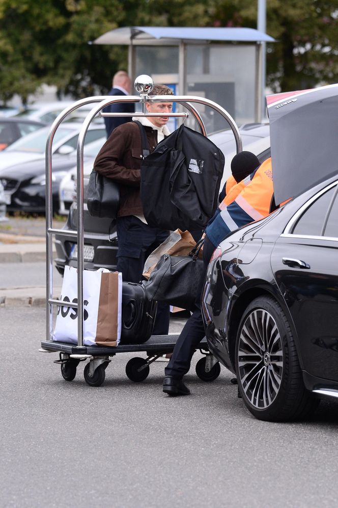 Robert Lewandowski ze szpanerką siatą wysiadł z samolotu