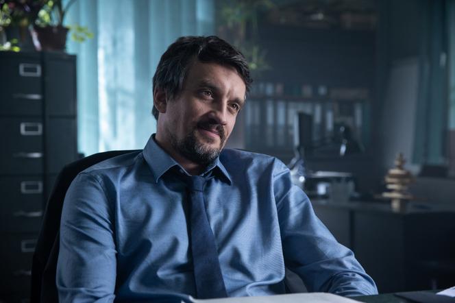 Motyw., odc. 1: Paweł Szulc (Michał Czernecki), balistyk Wisniewski (Arkadiusz Detmer)
