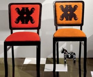 Ludowe dekoracje znowu modne. Szablon kogutki na krzesła i nie tylko