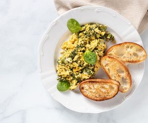 Zamiast pomidorów czy cebuli wybieram zdrowsze warzywo. Ta jajecznica jest pyszna i dodaje energii 