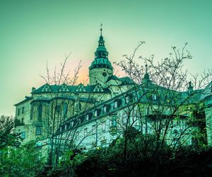 Ten zamek wygląda jak z filmu fantasy.  Leży tuż przy granicy z Polską 