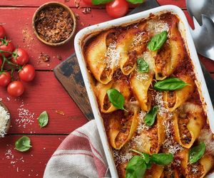 Muszle makaronowe nadziewane mięsem mielonym. Pyszna i prosta alternatywa dla lazanii