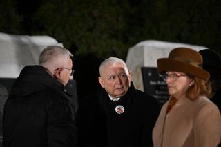 Prezes PiS pod więzieniem w Radomiu. Wcześniej czcił pamięć po matce