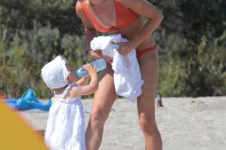 Kasia Tusk w bikini na plaży z rodziną