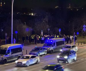 Warszawa. Ostatnie Pokolenie kontra policja. Kolejna próba zablokowania Wisłostrady [ZDJĘCIA].