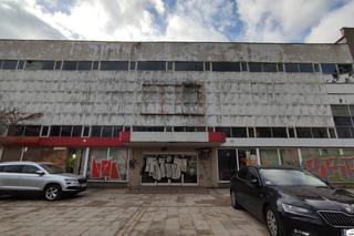 Uniwersam w centrum Torunia. Teren przestanie straszyć?