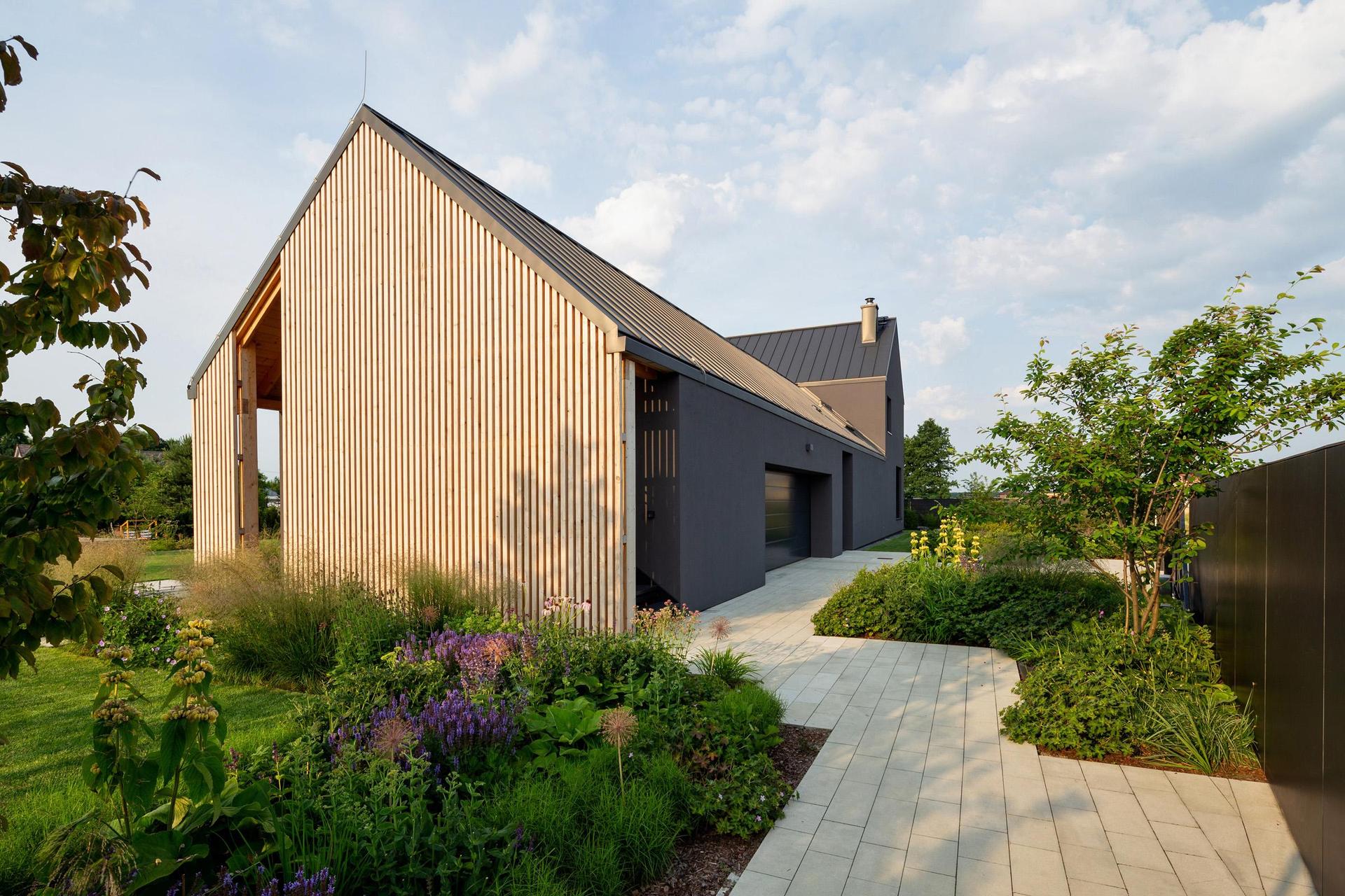 Szary dom w Świerczyńcu koło Tychów