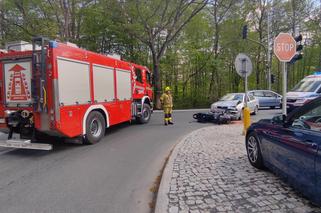 Poważny wypadek nieopodal Warszawy. Motocyklista runął na ziemię po zderzeniu z autem